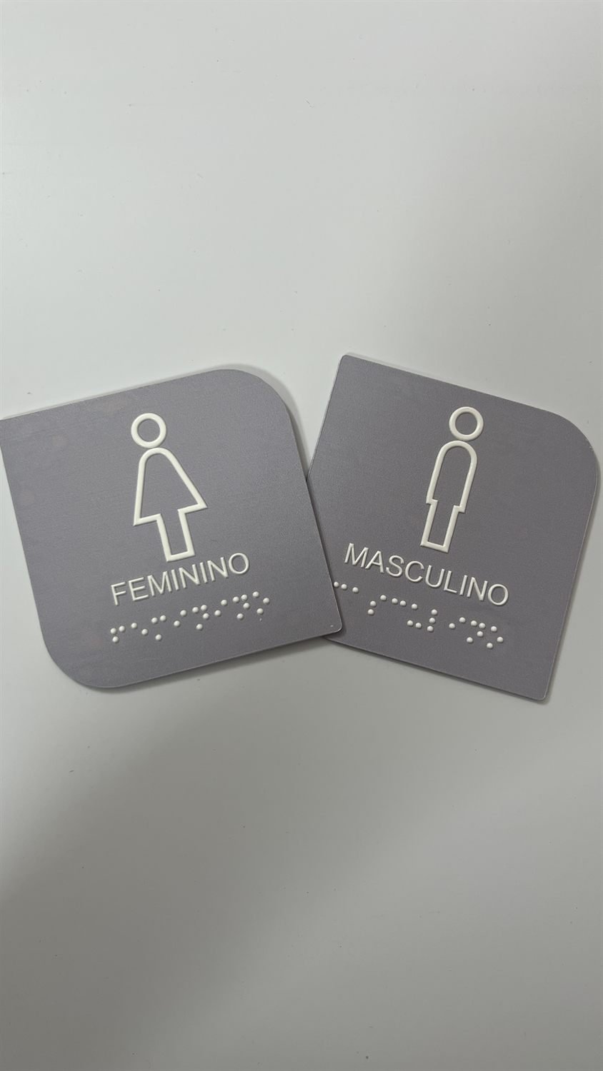 Placas de sanitário masculino e feminino com Braille
