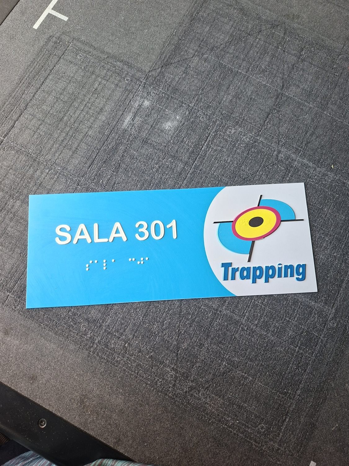 Placa de identificação de sala com Braille
