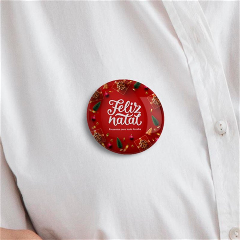 Botton personalizado comemorativo preso em uma camisa