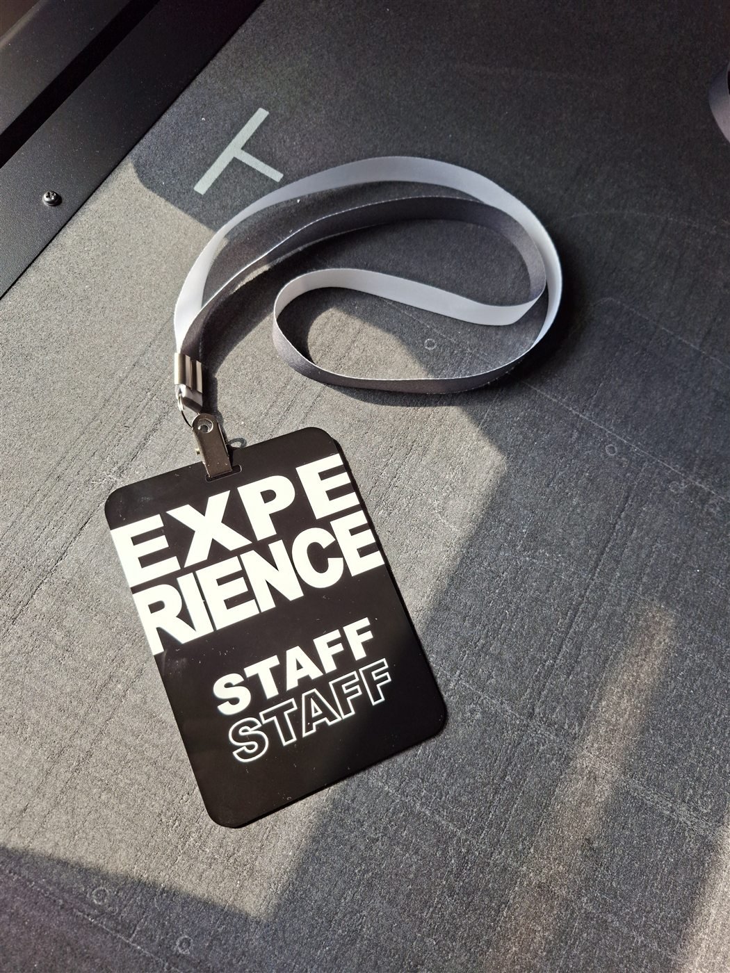 Crachá personalizado em acrílico com cordão, produzido pela Trapping