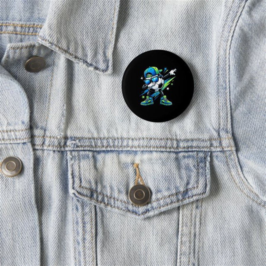 Botton personalizado com alfinete preso em uma jaqueta jeans